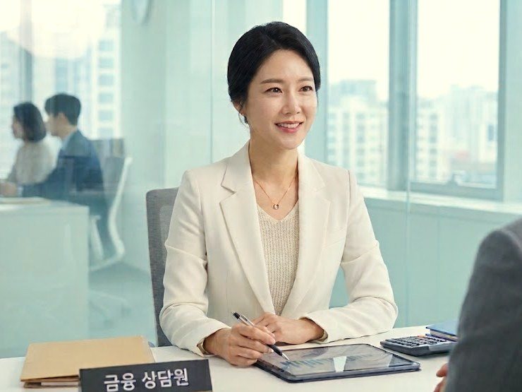 밝은 상담실에서 고객과 대화하는 금융 상담원